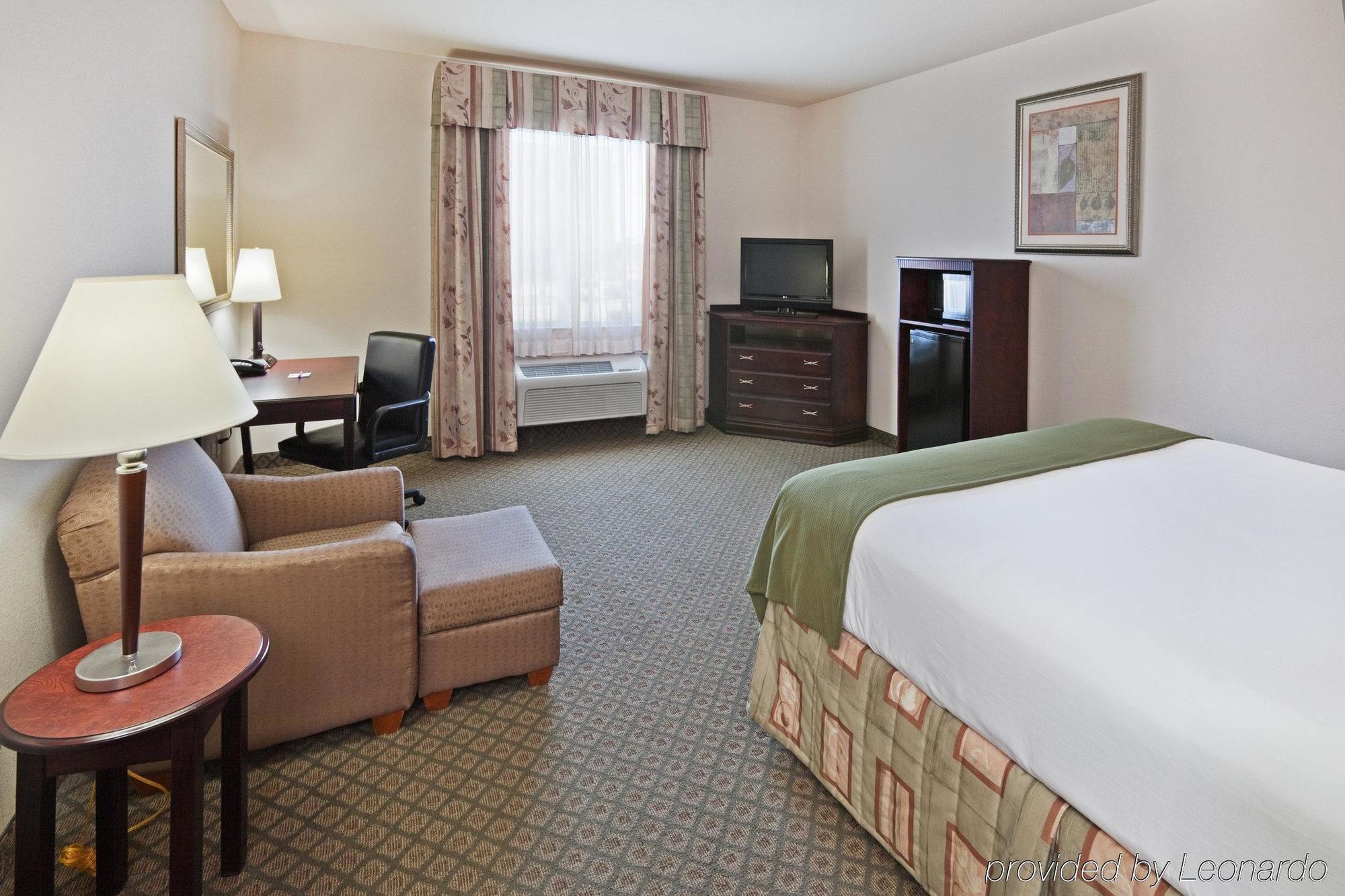 Holiday Inn Express Hotel And Suites Corsicana I-45 By Ihg Room photo
