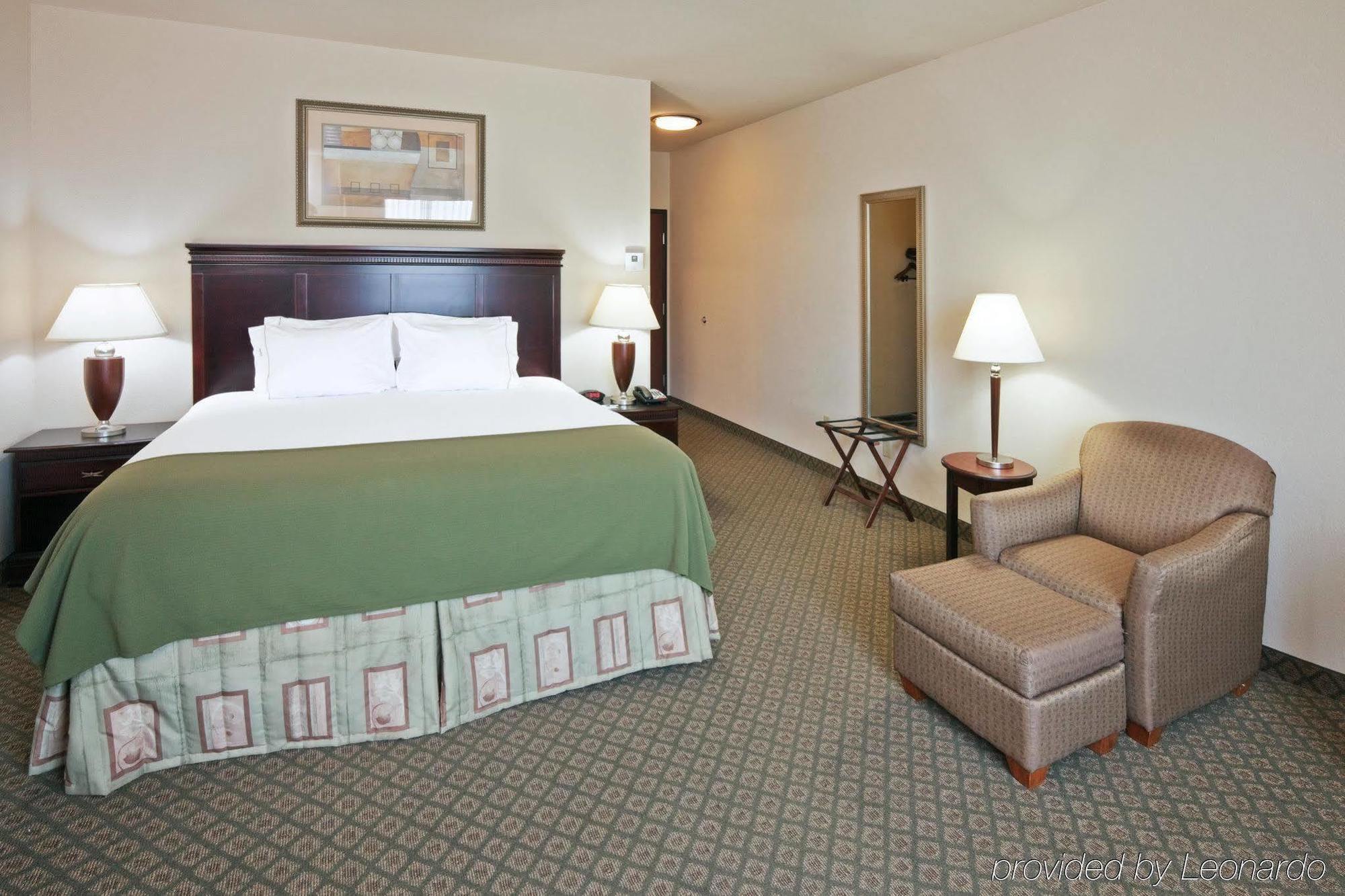 Holiday Inn Express Hotel And Suites Corsicana I-45 By Ihg Room photo