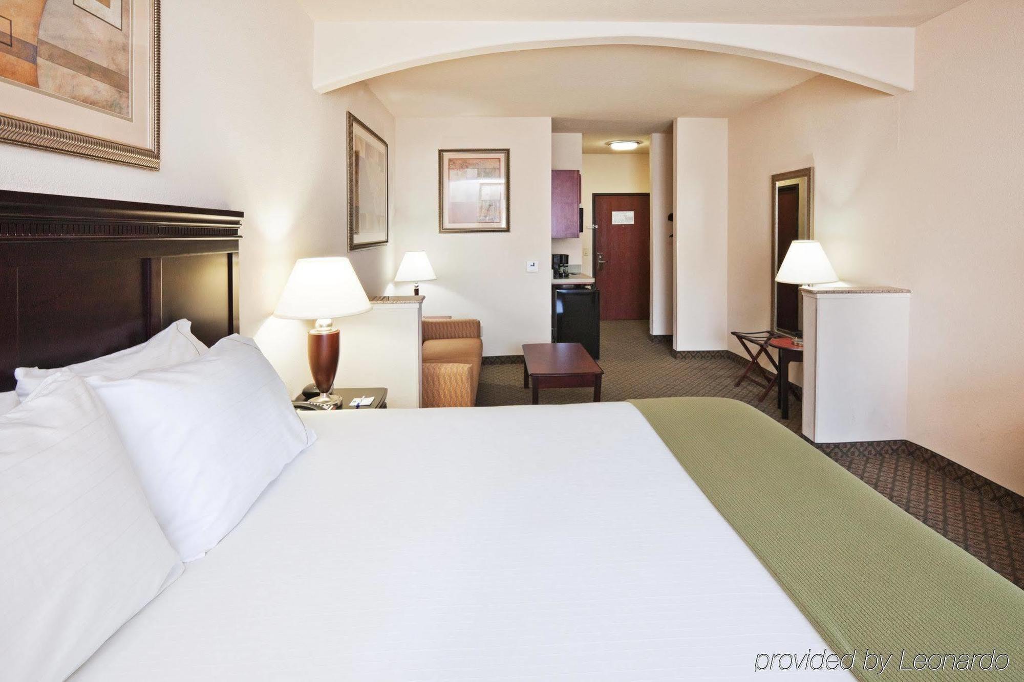 Holiday Inn Express Hotel And Suites Corsicana I-45 By Ihg Room photo
